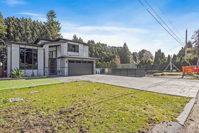 2128 Oakridge Crescent