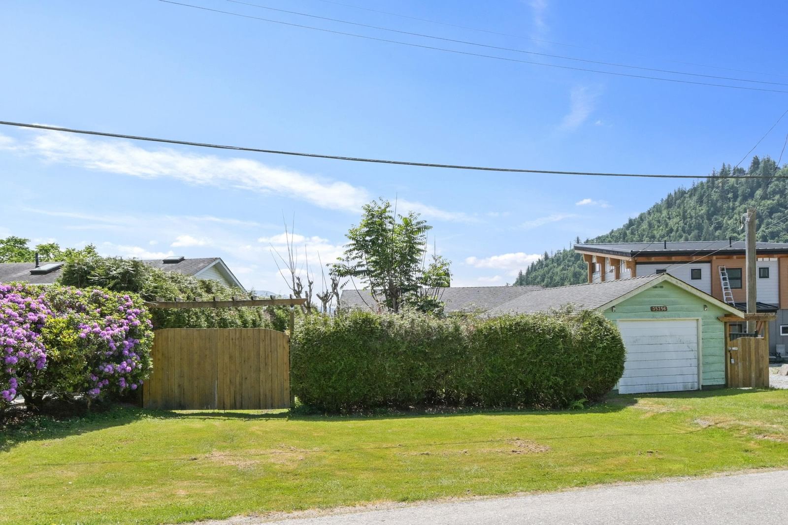 Listing Image 4