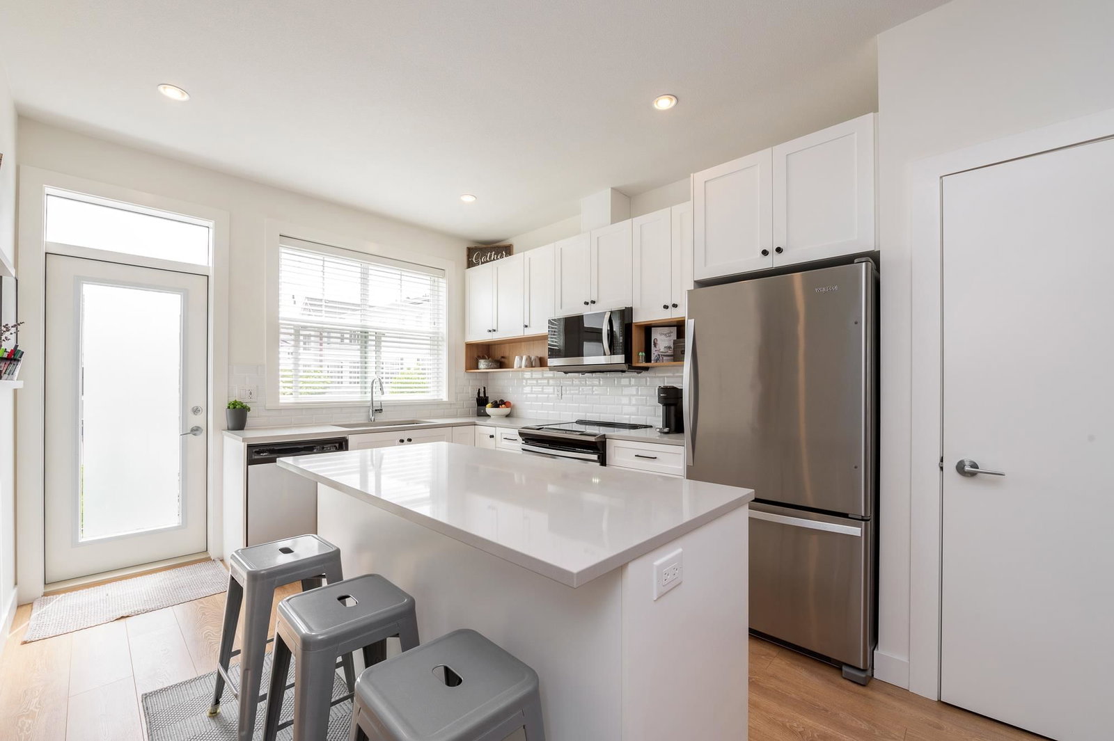 Listing Image 4