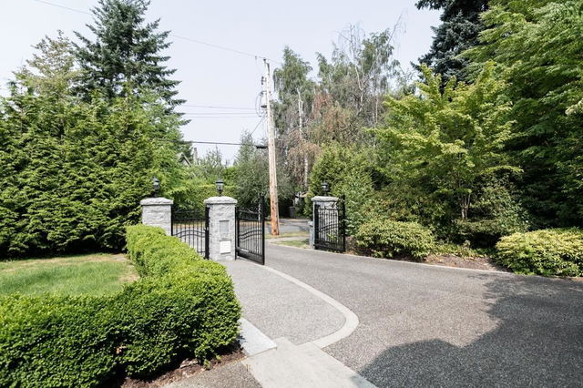 3738 Pine Crescent