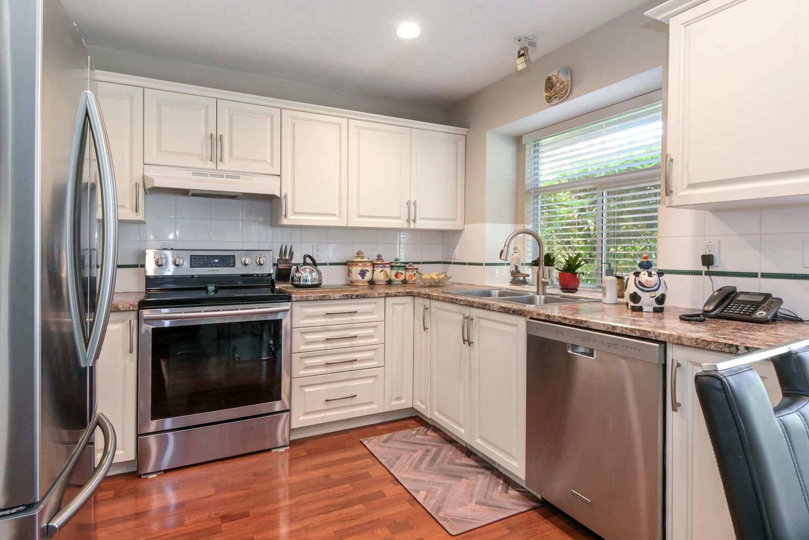 Listing Image 11