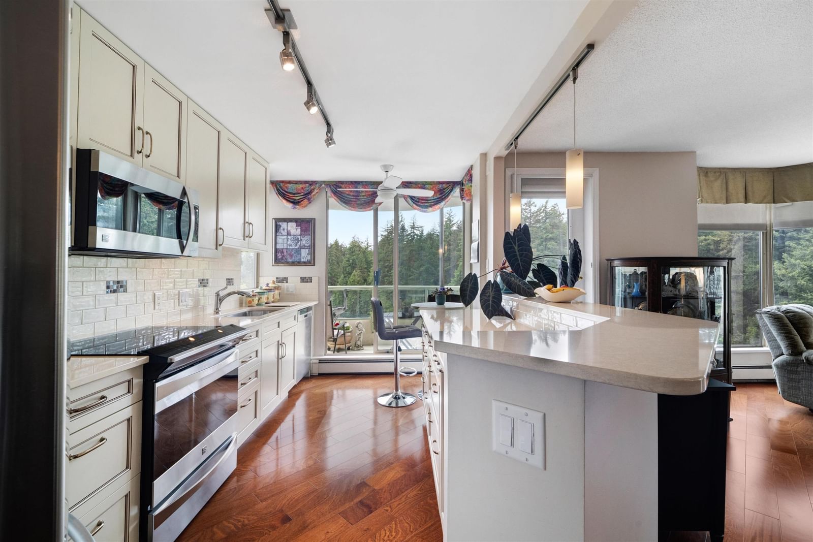 Listing Image 10