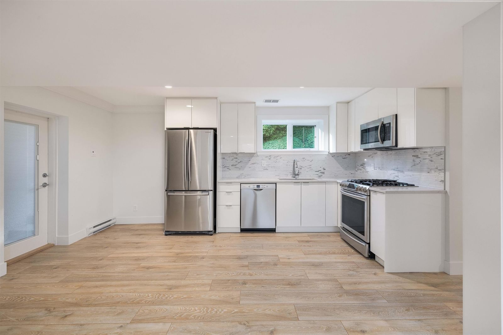 Listing Image 18