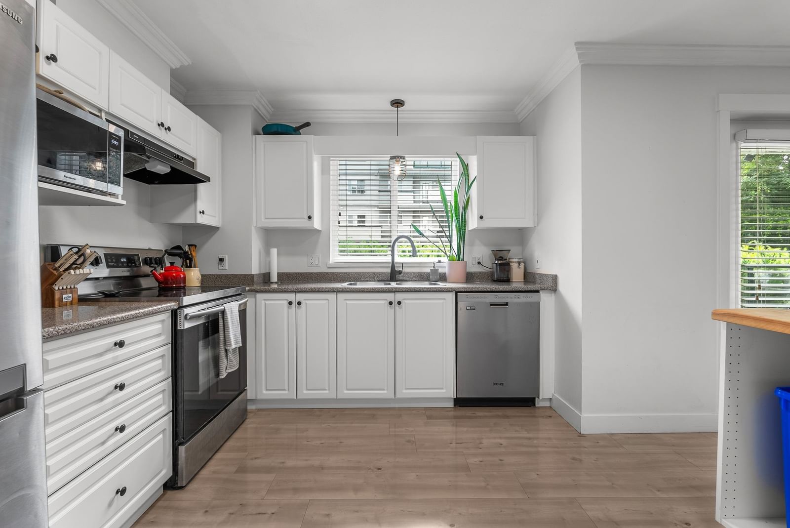 Listing Image 12