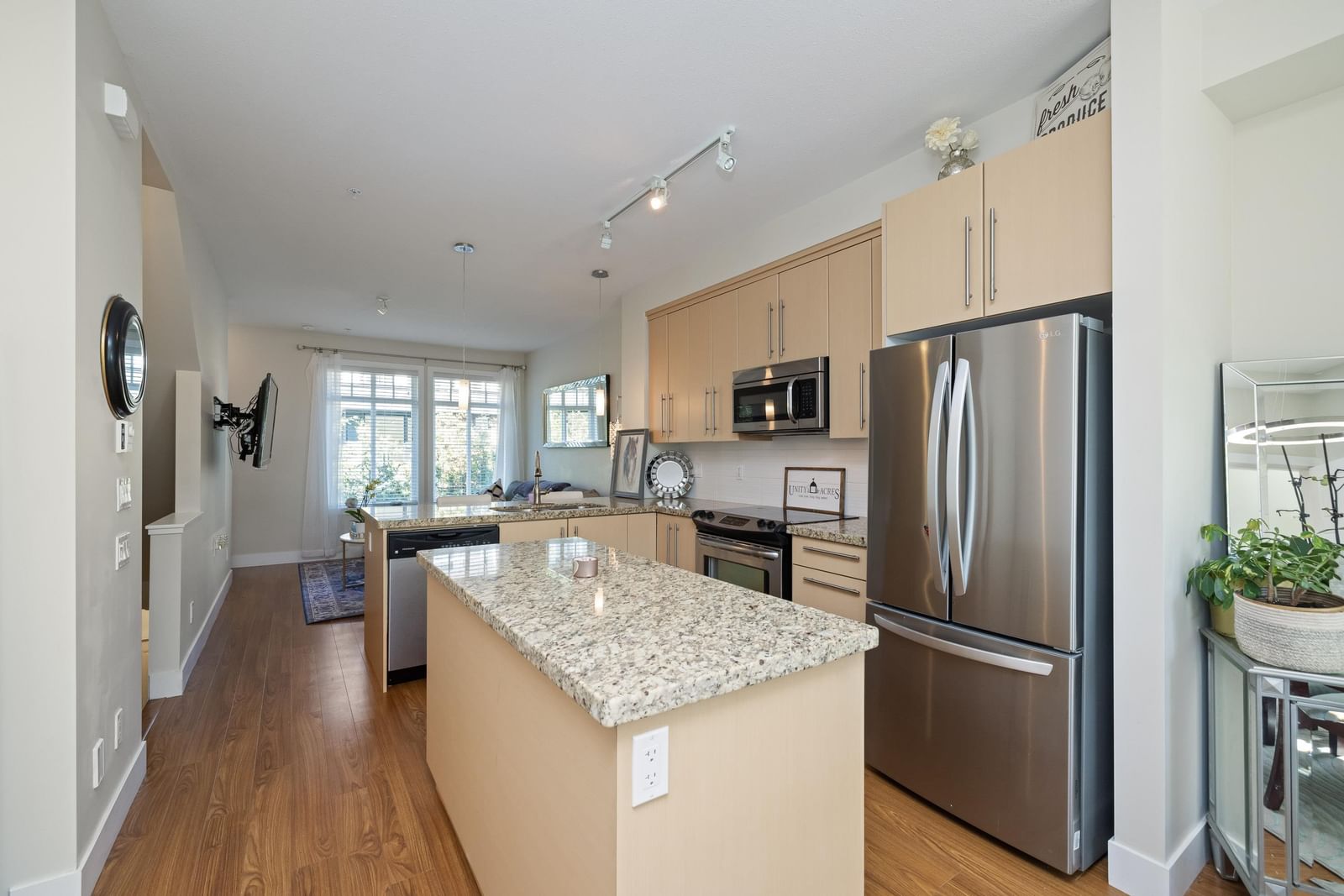 Listing Image 4