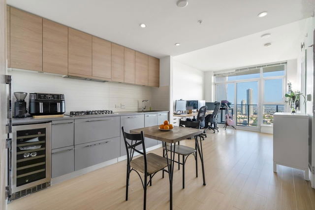 1609 - 7388 Kingsway