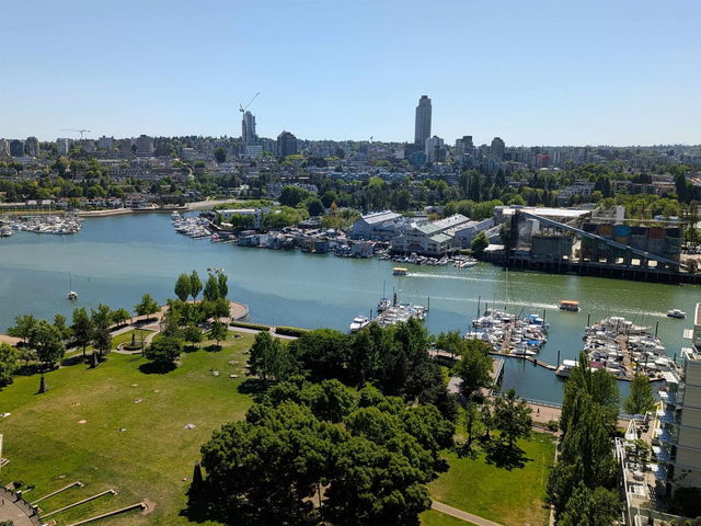 2202 - 583 Beach Crescent