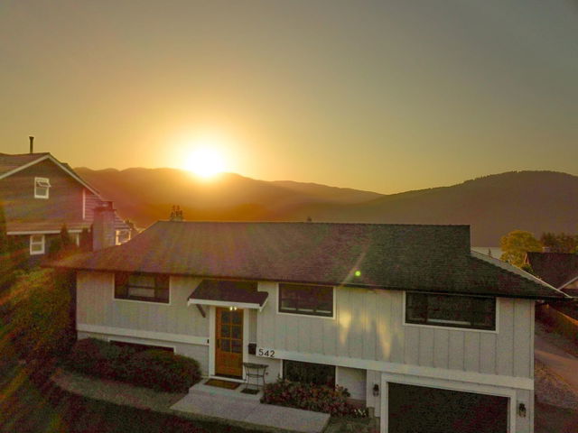 542 Dollarton Highway