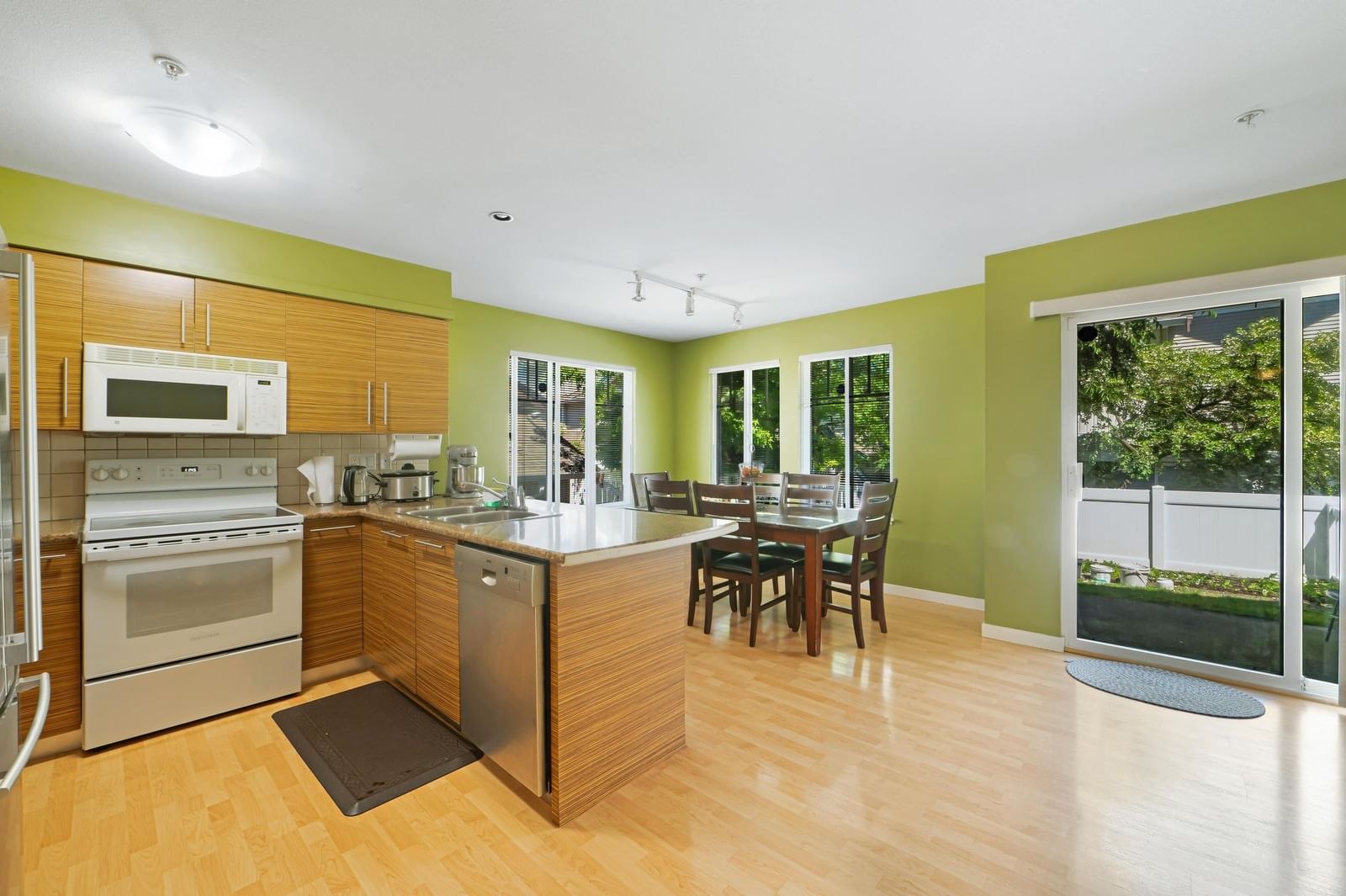 Listing Image 8