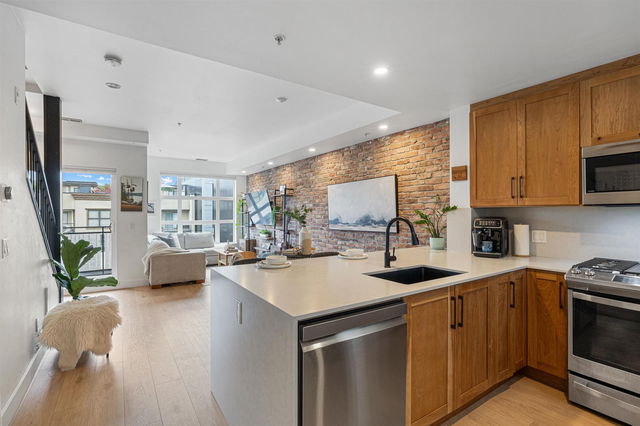 323 - 95 Moody Street
