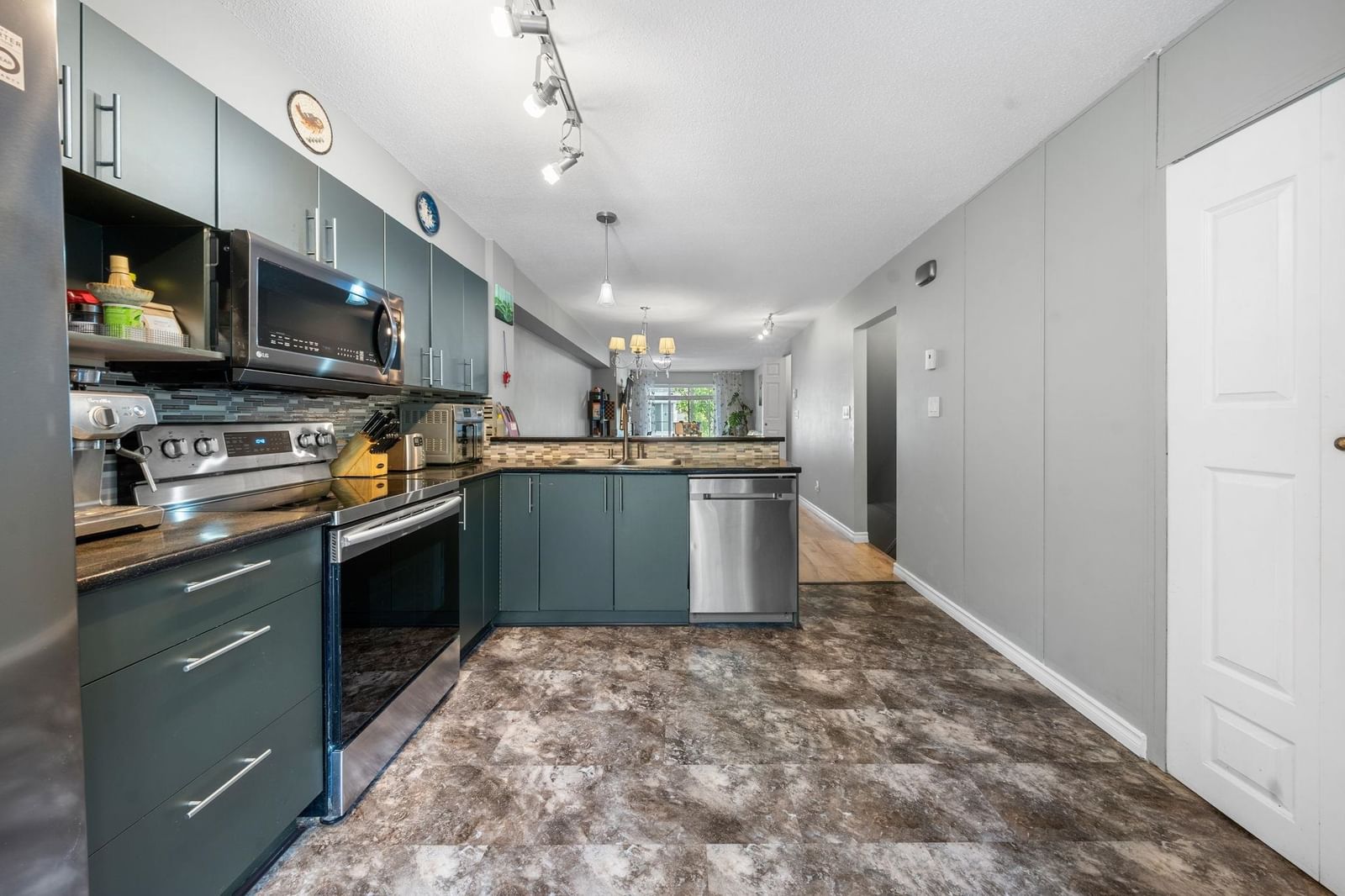 Listing Image 12