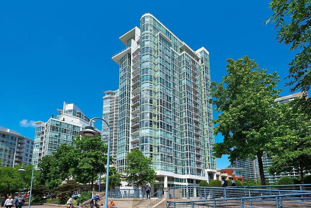 1705 - 1077 Marinaside Crescent