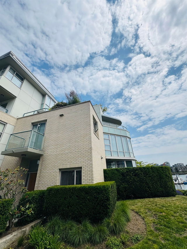 122 - 1228 Marinaside Crescent