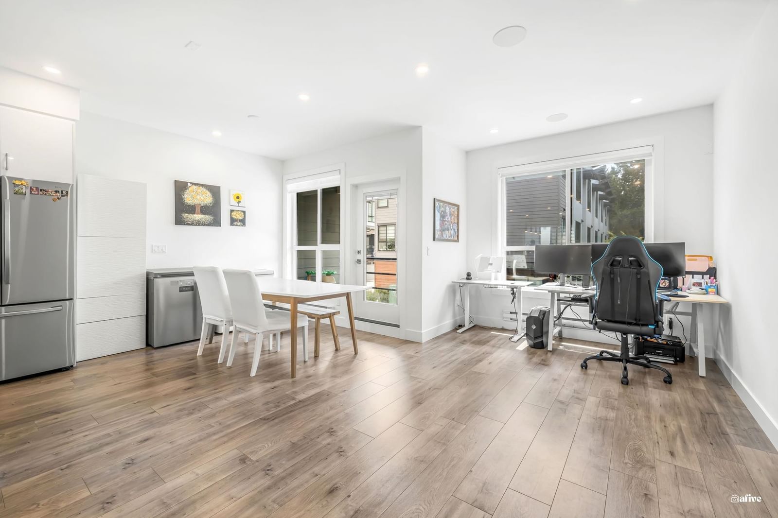 Listing Image 11