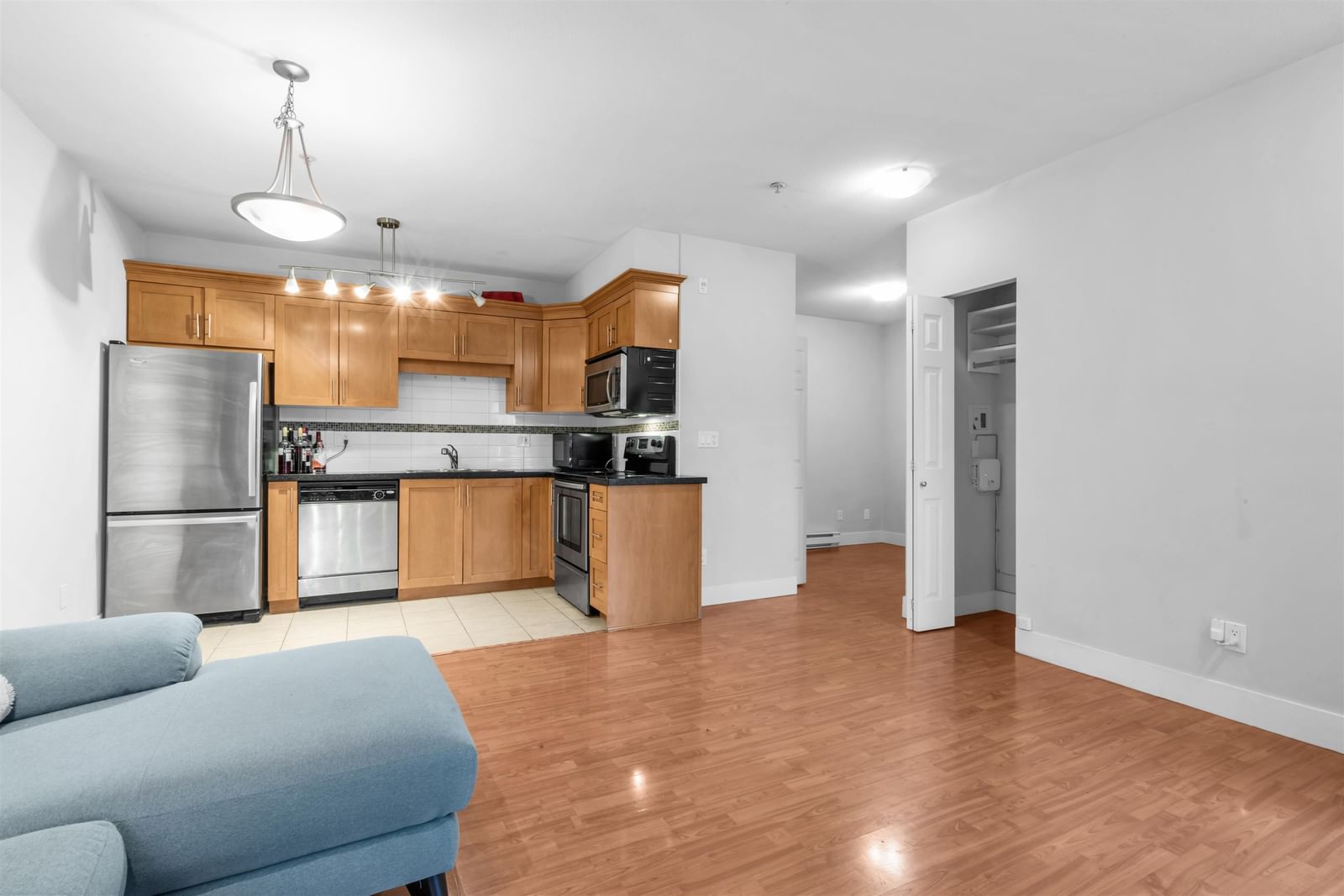 Listing Image 4