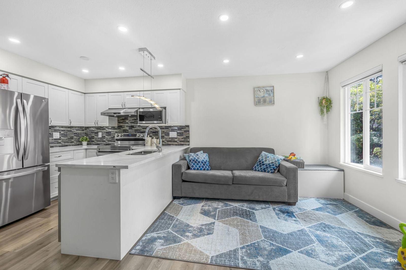 Listing Image 11