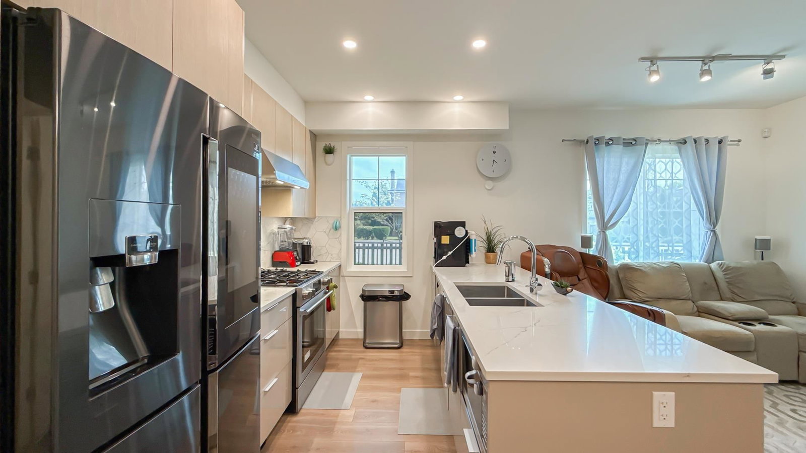 Listing Image 10