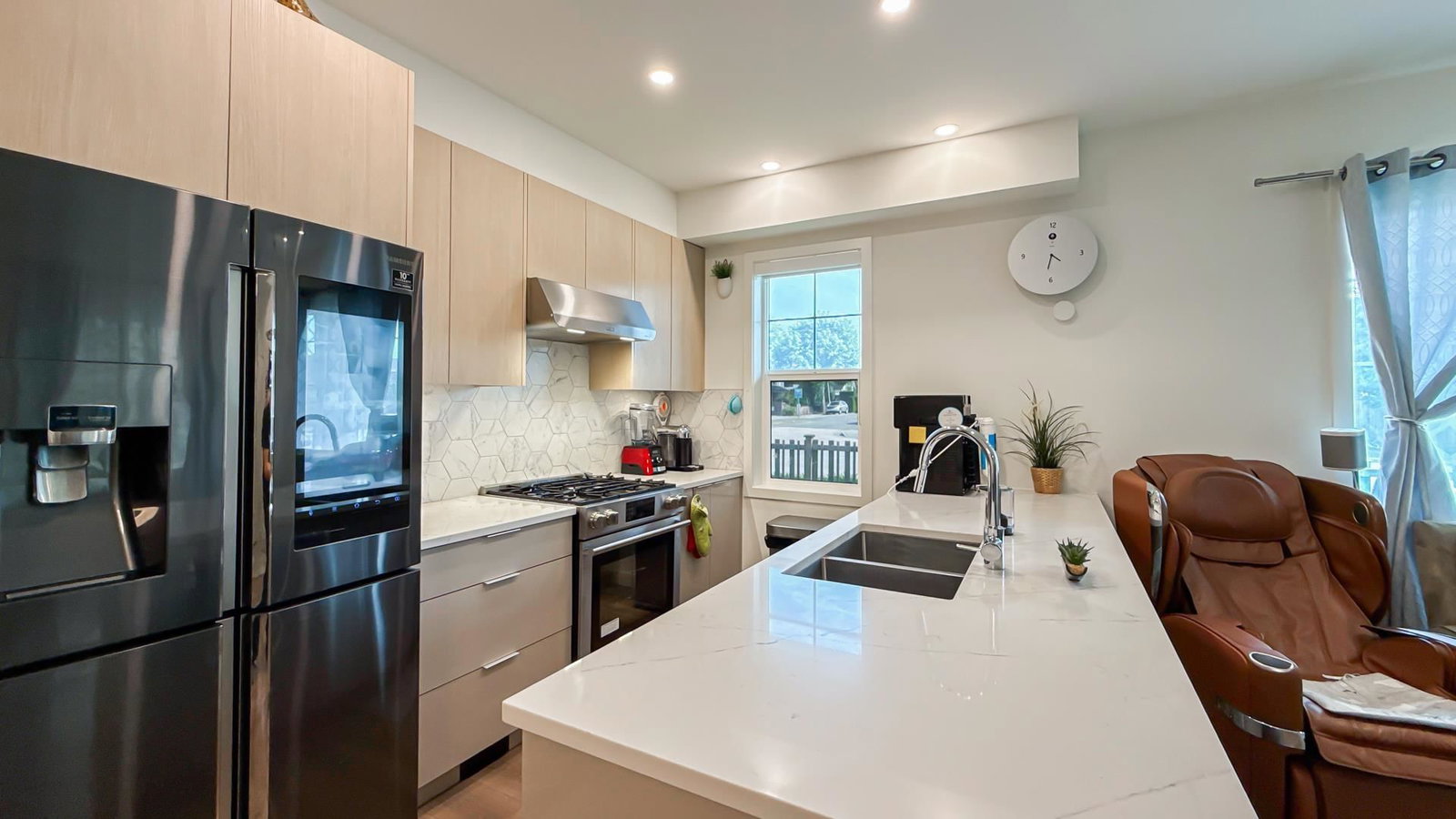 Listing Image 11