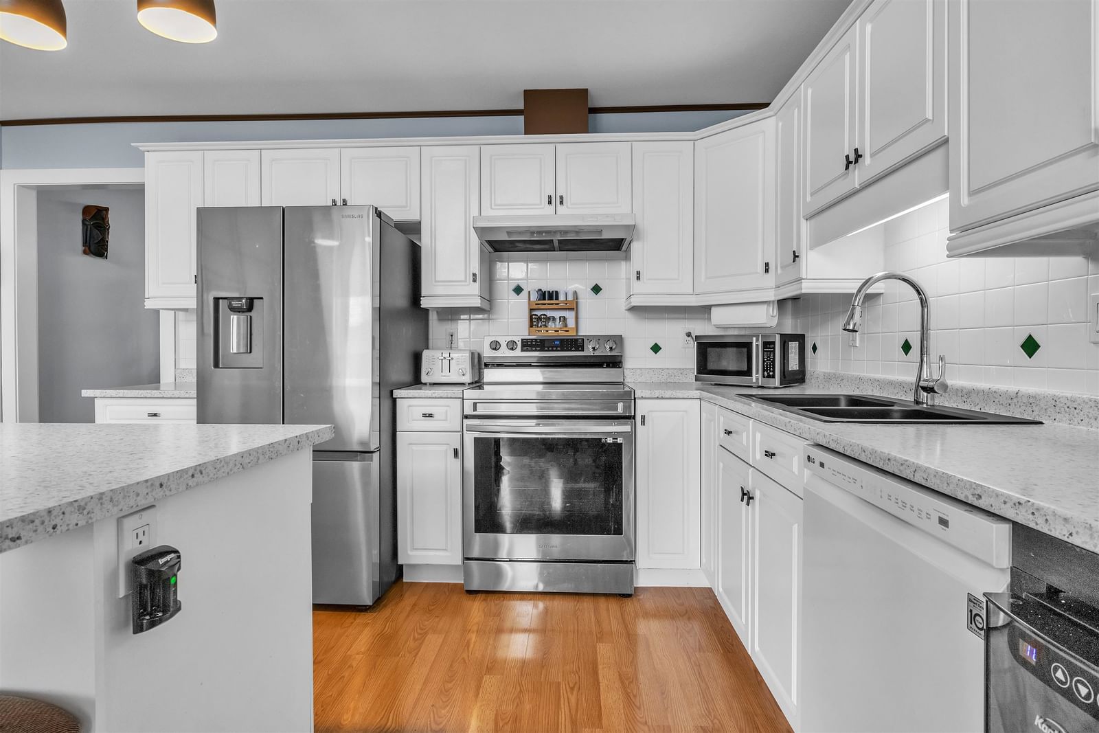 Listing Image 6