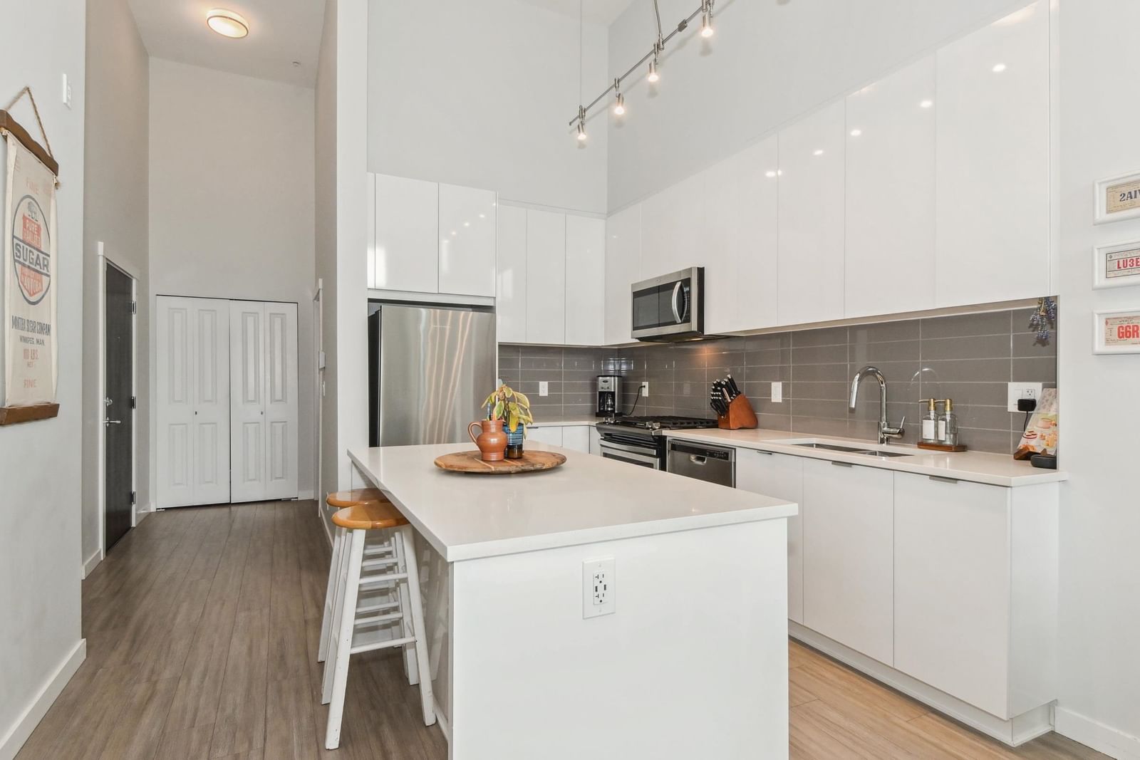 Listing Image 10