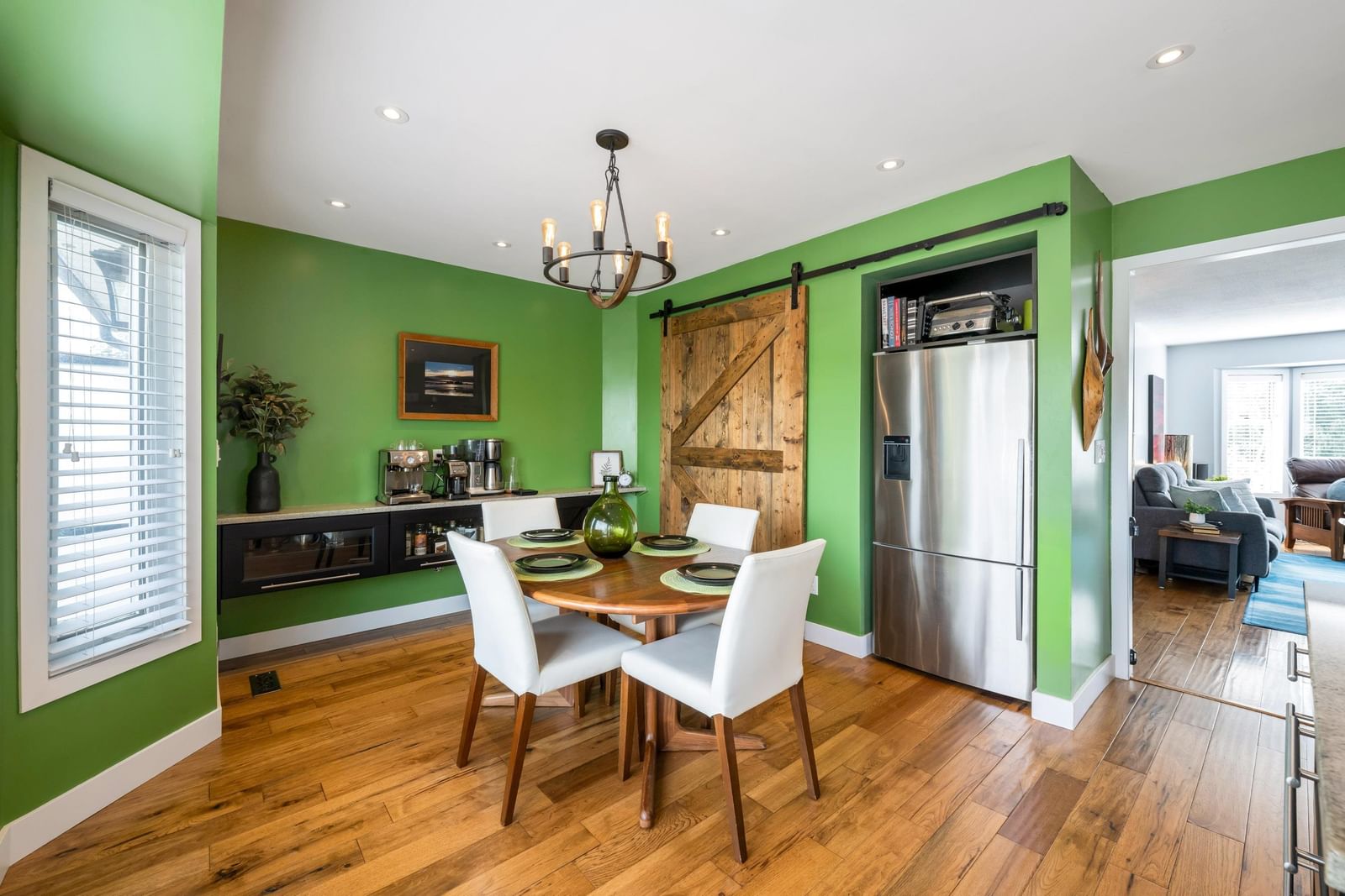 Listing Image 11