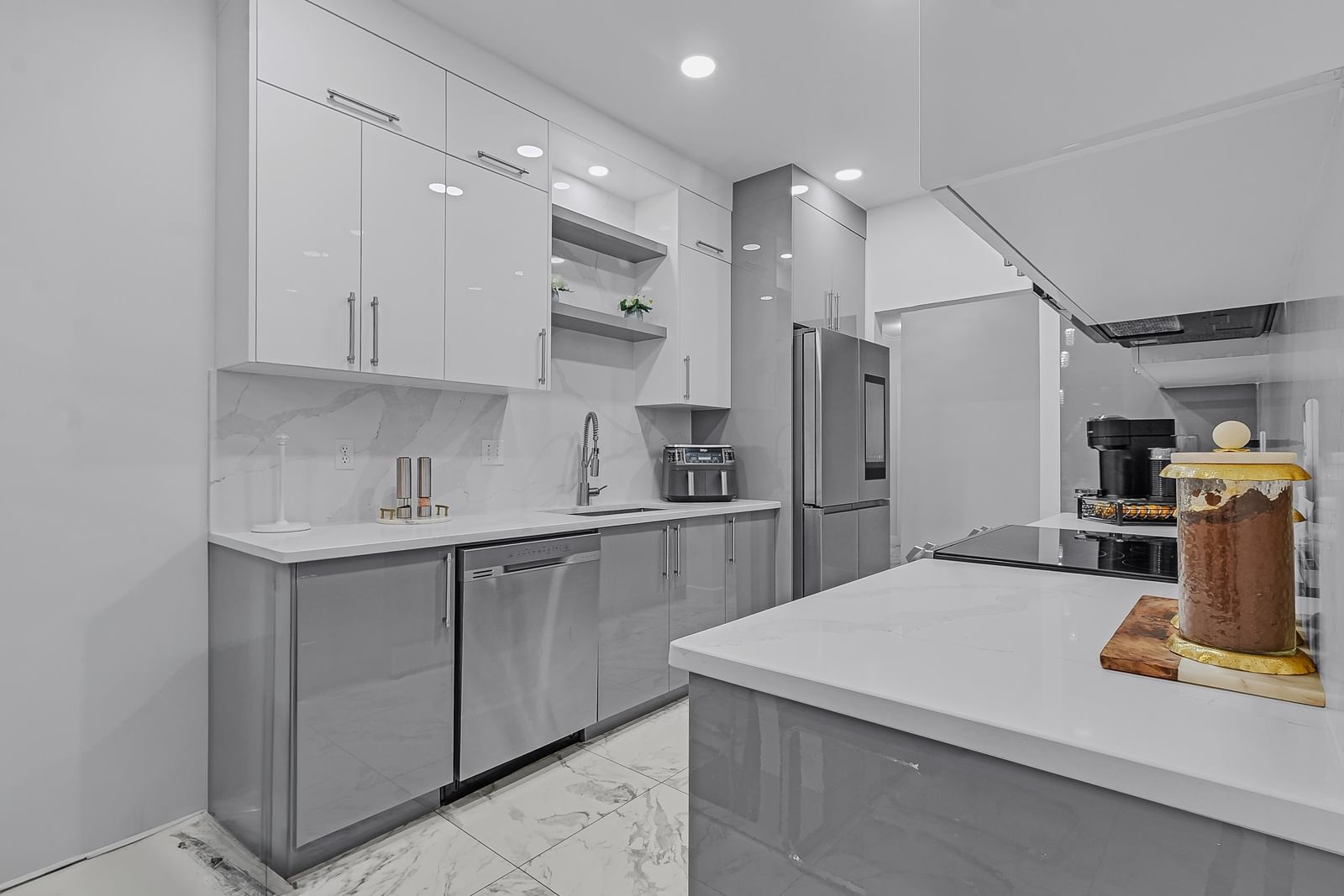 Listing Image 10