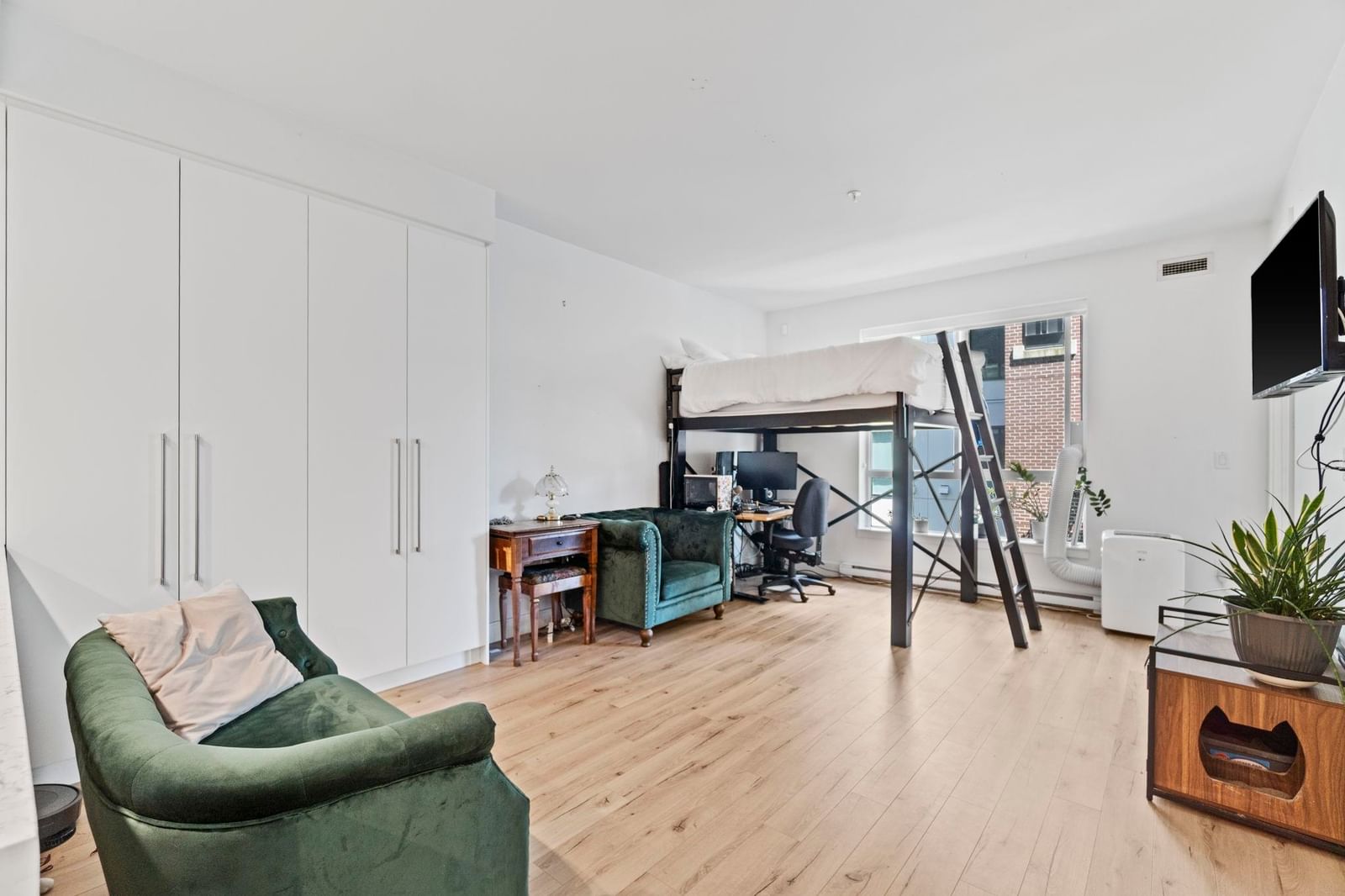 Listing Image 8