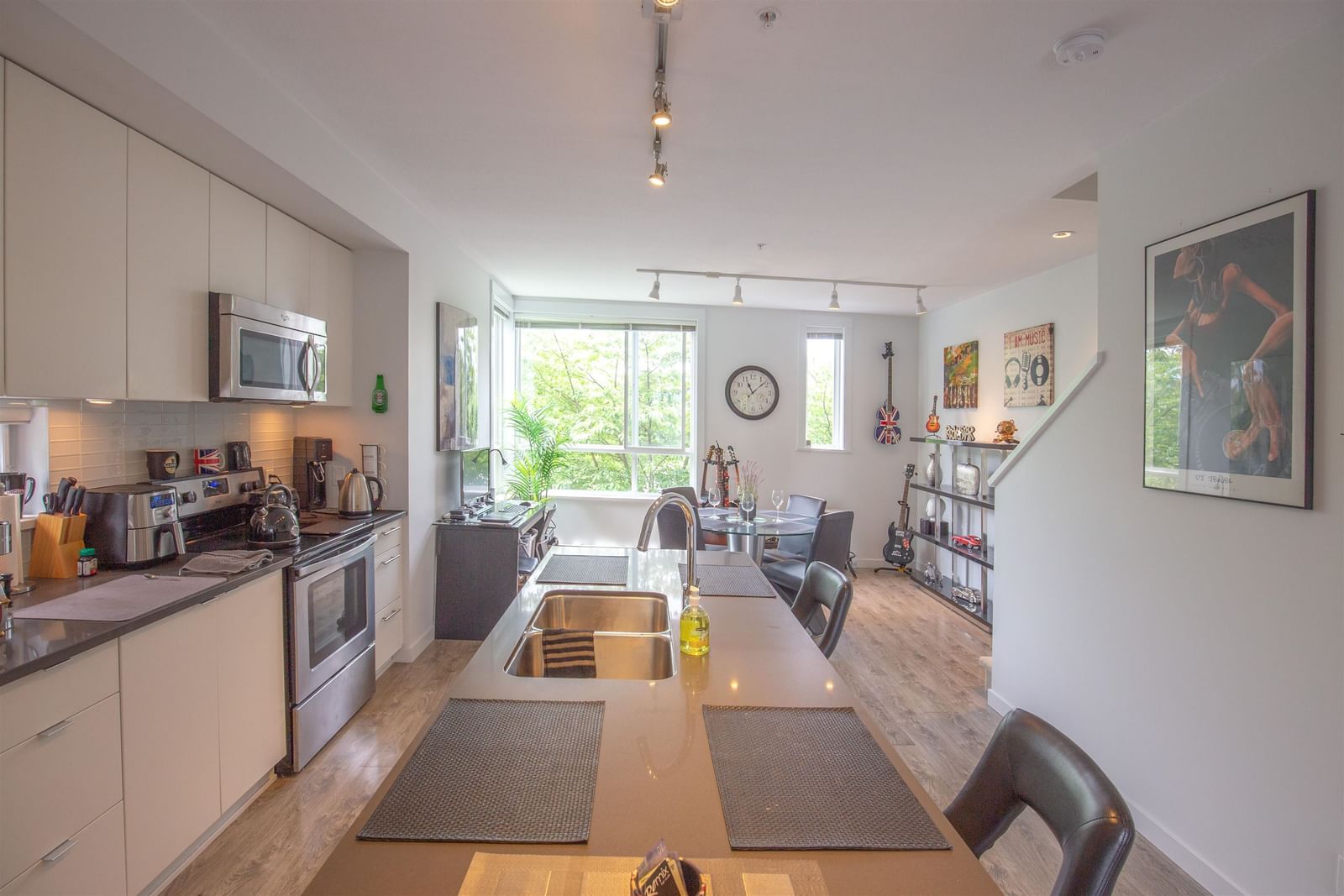 Listing Image 11