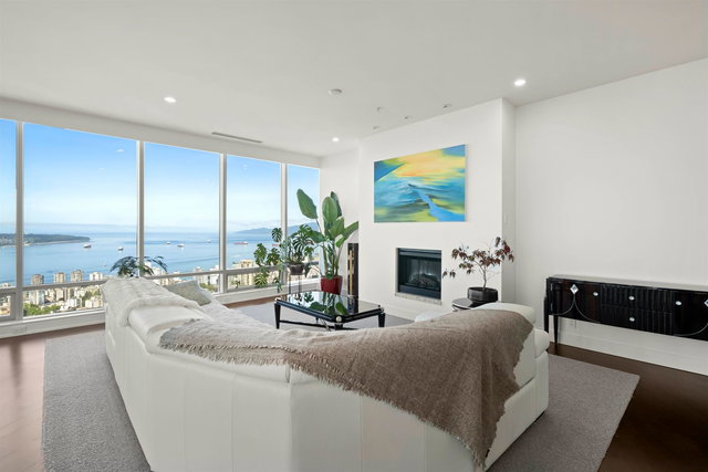 5704 - 1128 Georgia Street W