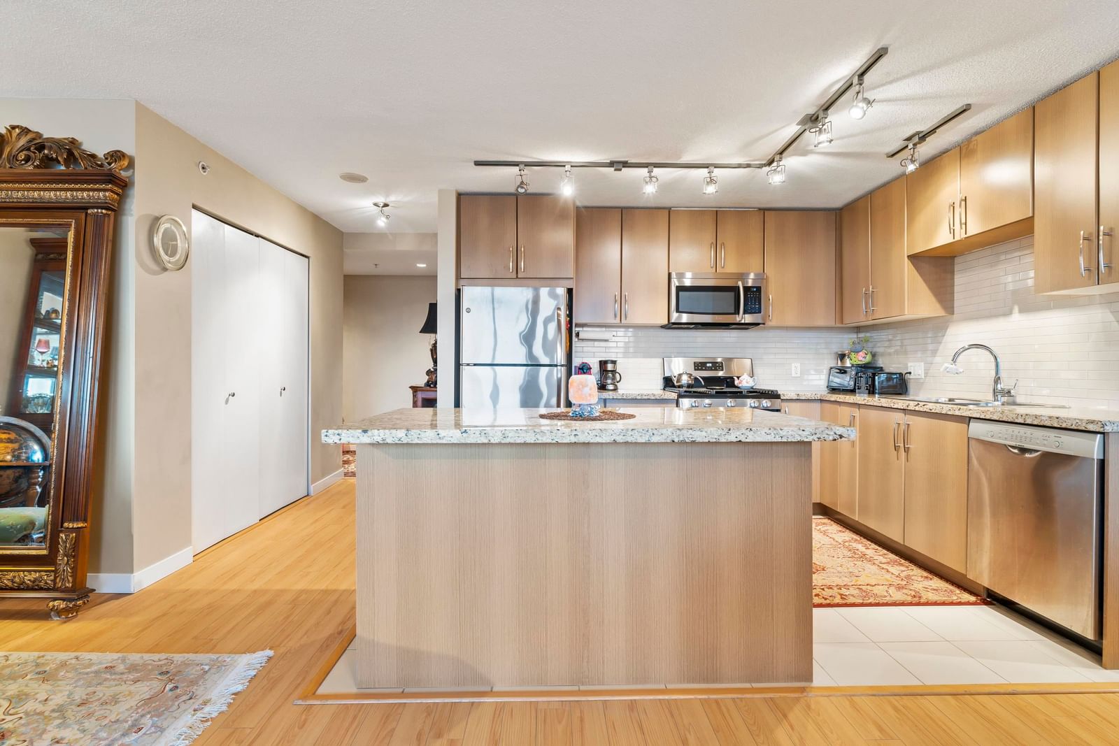 Listing Image 11