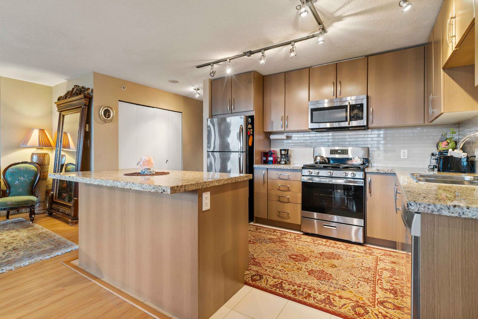 Listing Image 12