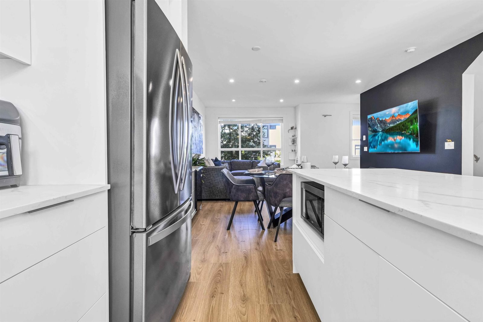 Listing Image 12