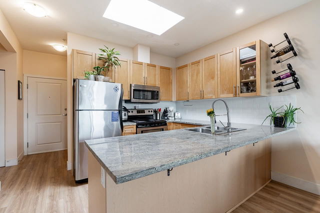 PH3 - 688 17th Avenue E