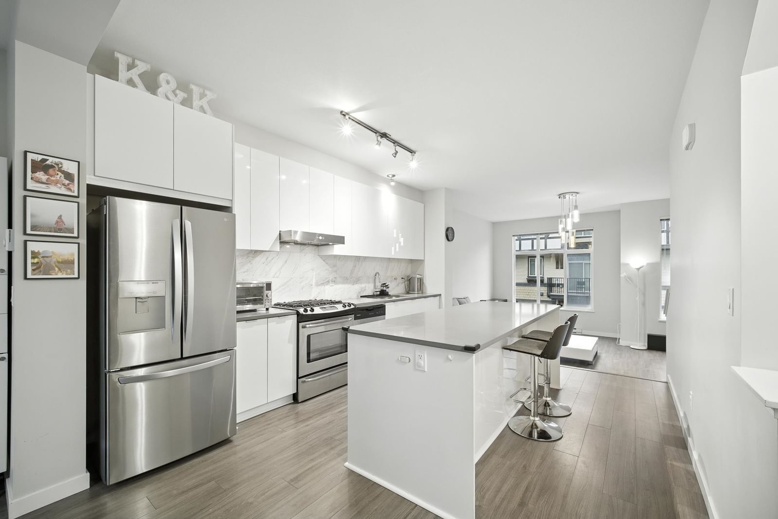 Listing Image 4