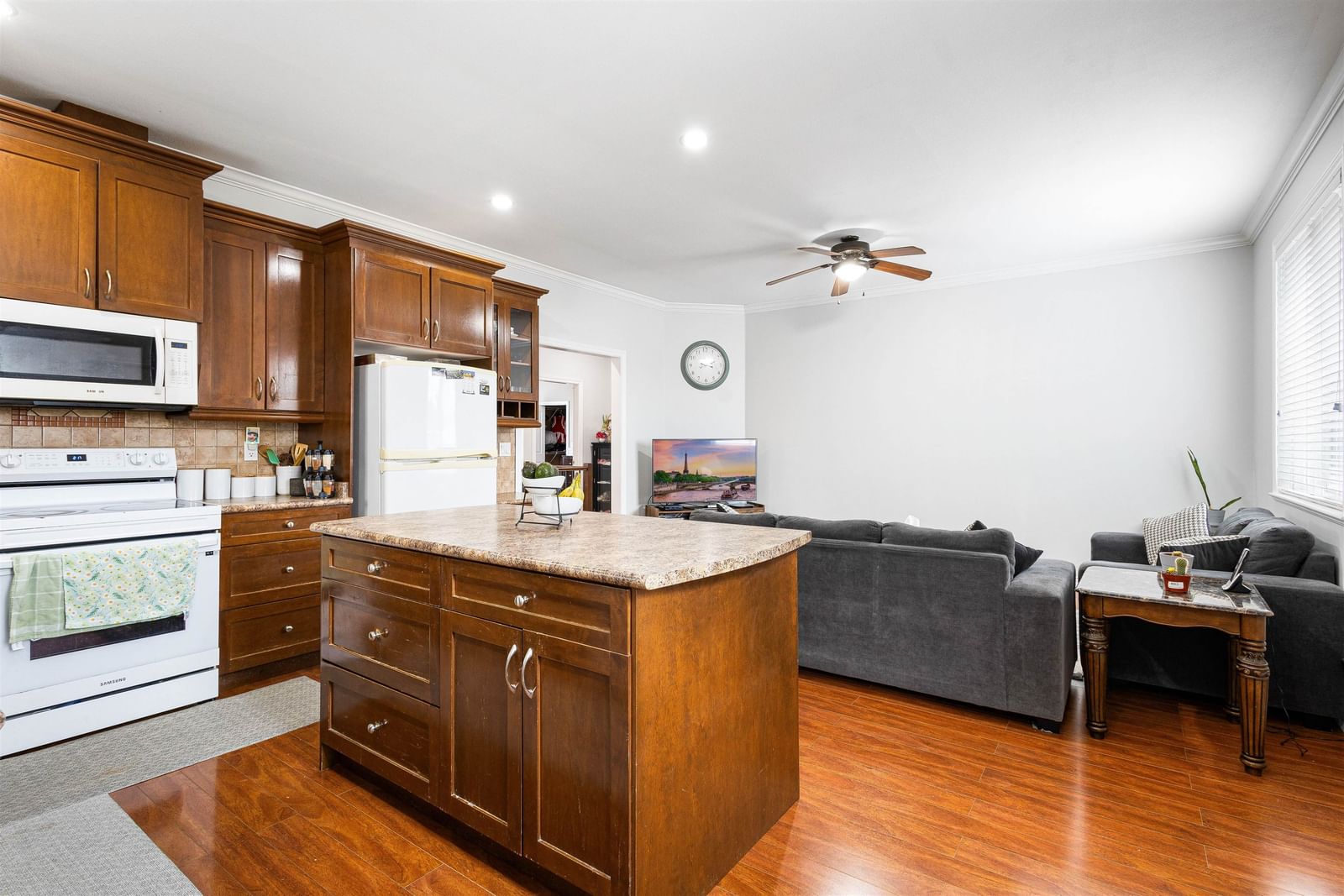 Listing Image 9