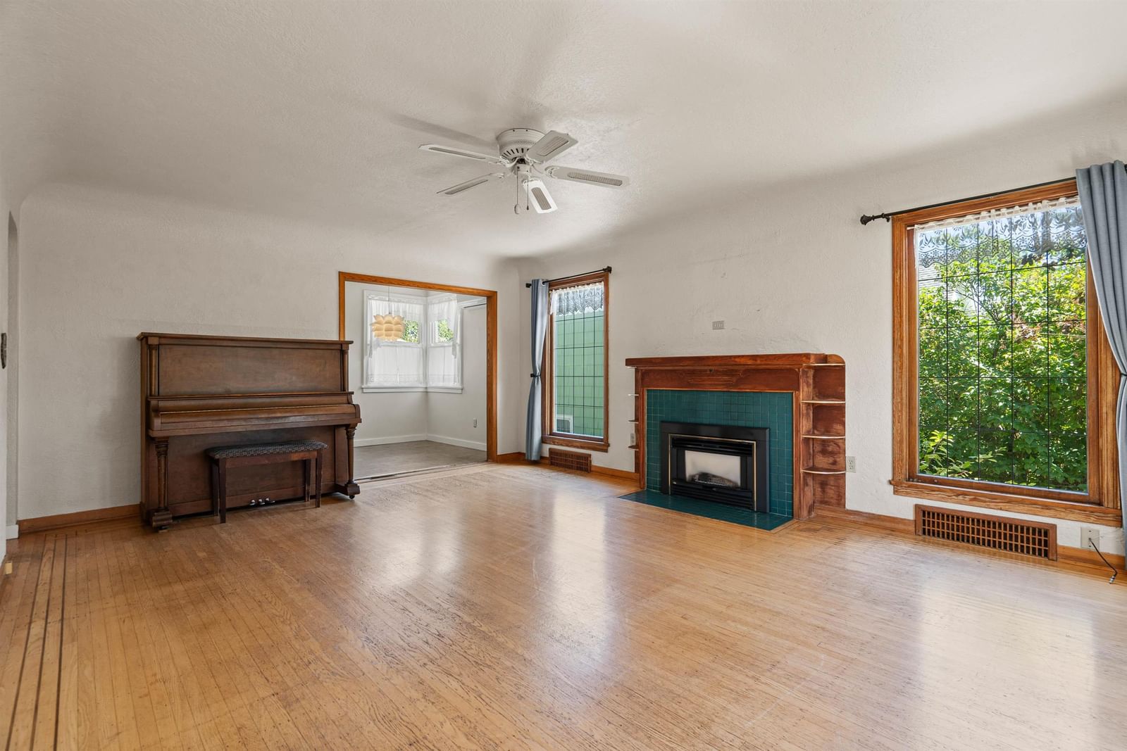 Listing Image 5