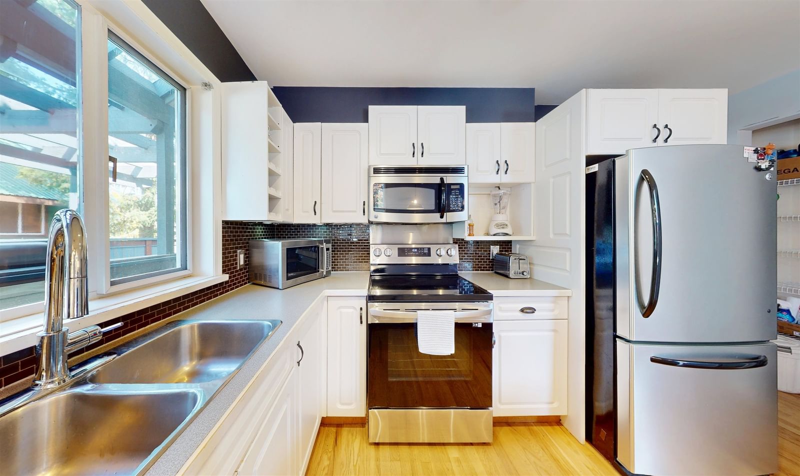 Listing Image 11
