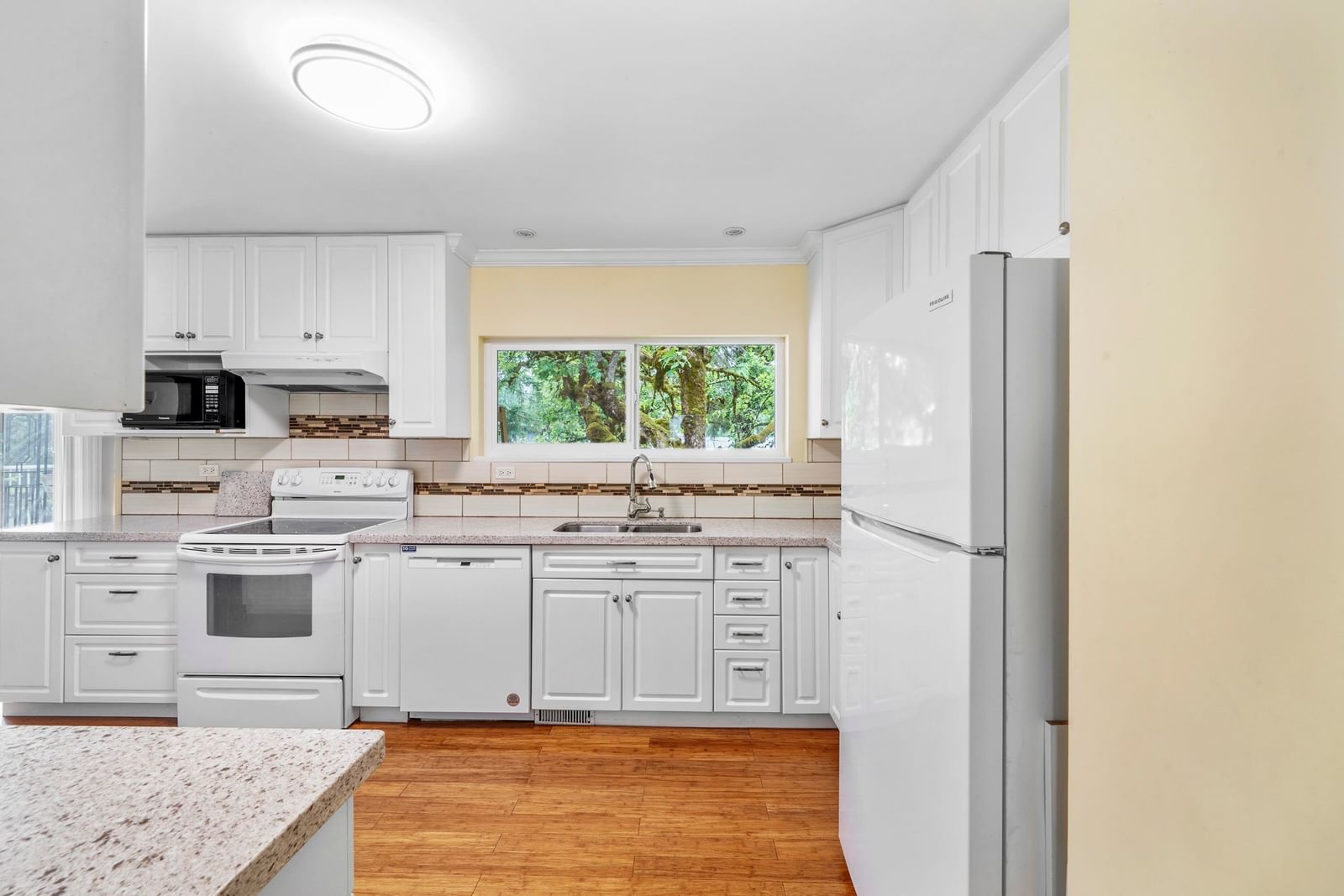 Listing Image 10