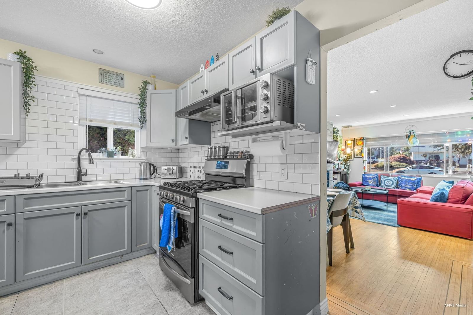 Listing Image 11