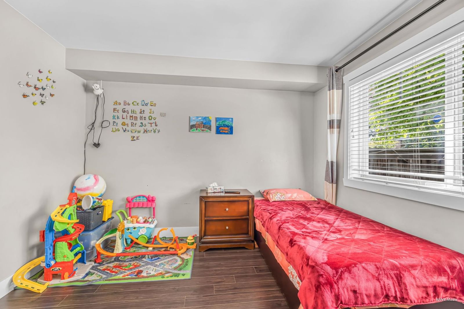 Listing Image 5