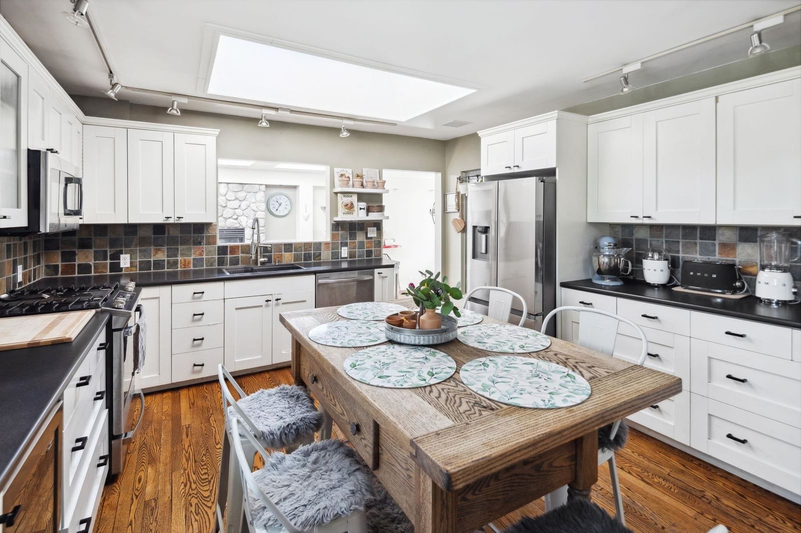 Listing Image 10