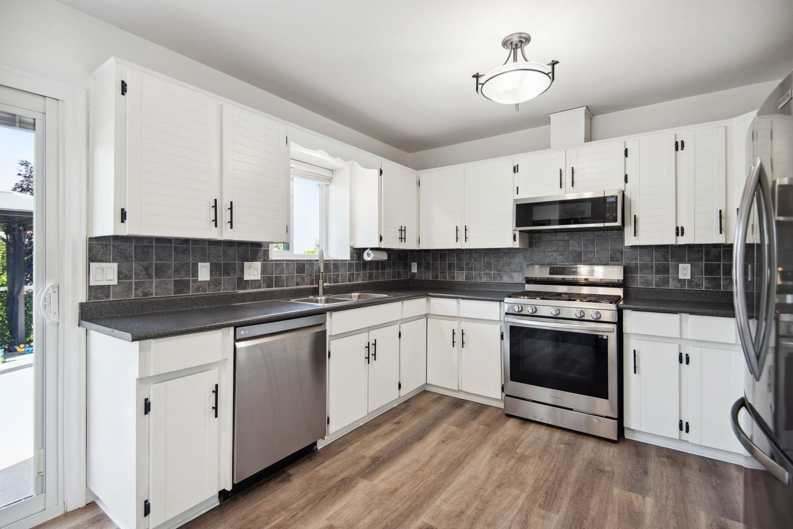 Listing Image 11