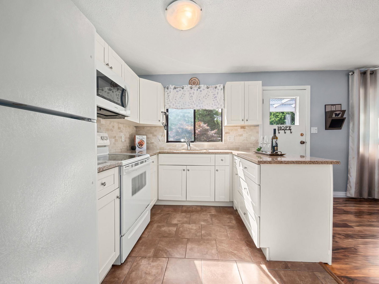 Listing Image 6