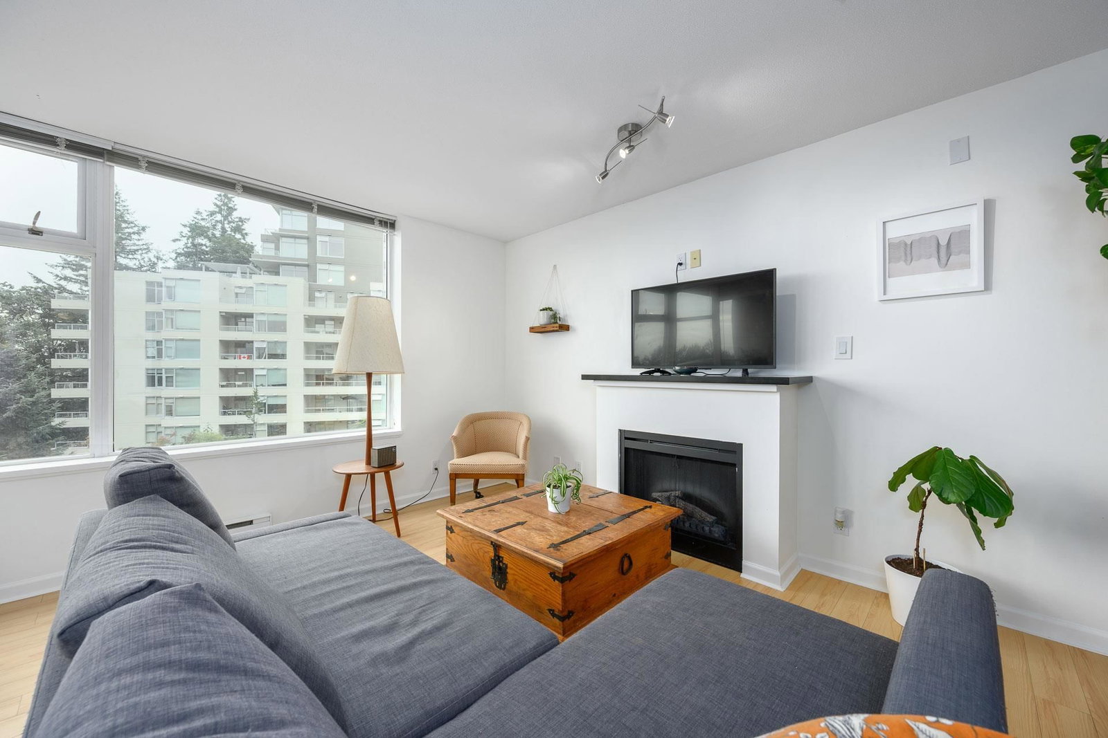 Listing Image 4
