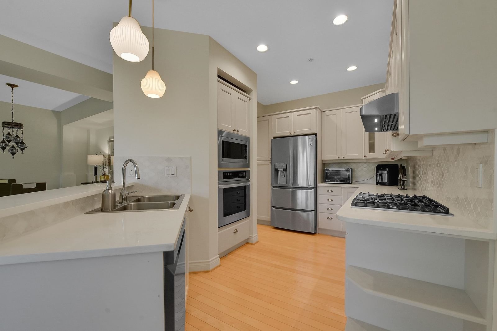 Listing Image 5