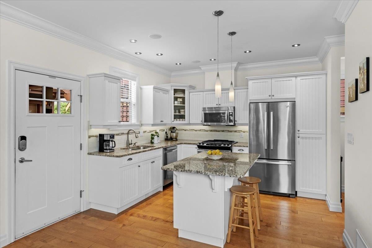 Listing Image 11