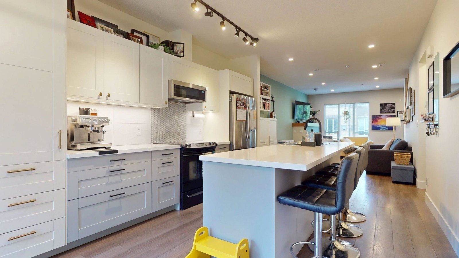 Listing Image 12