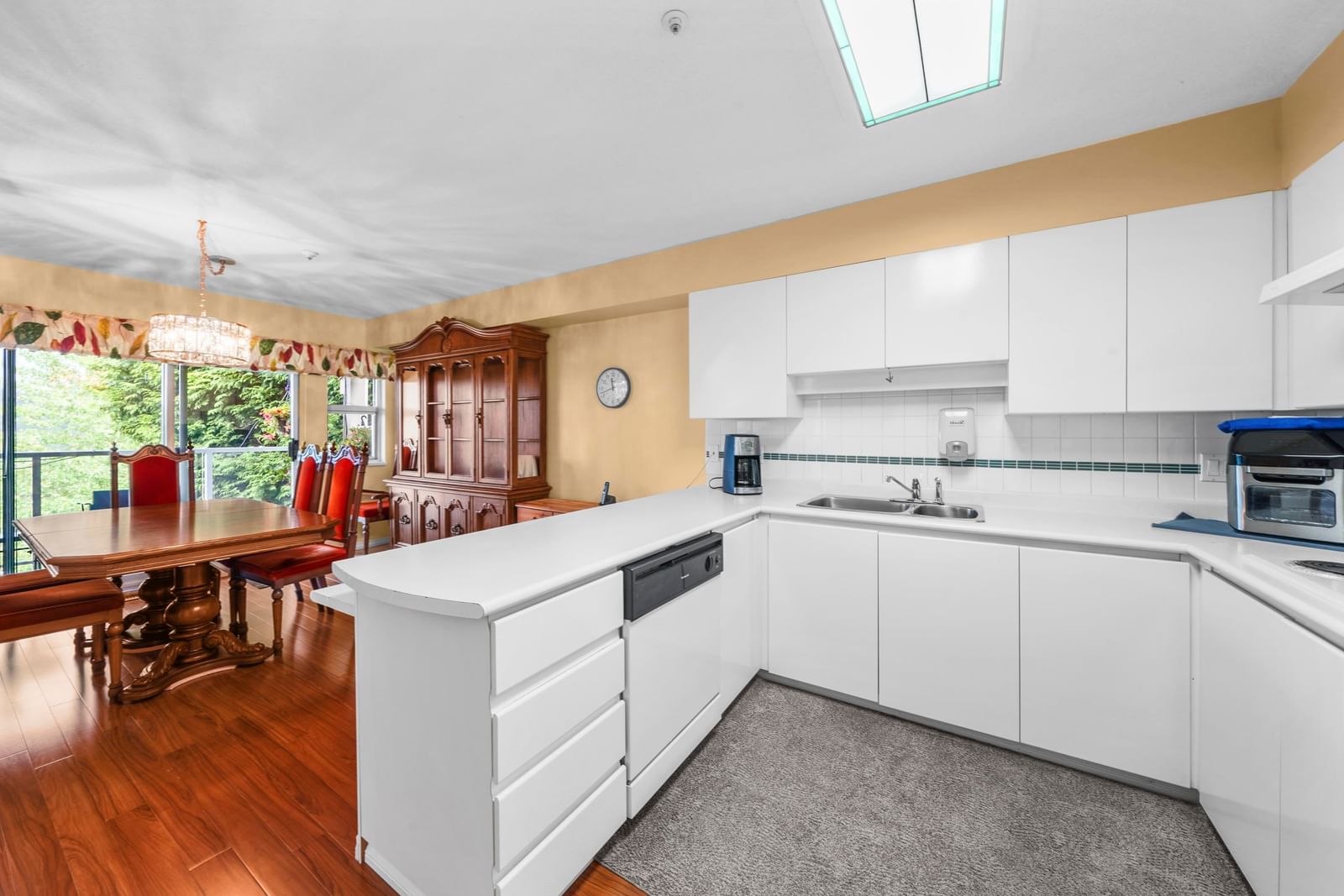 Listing Image 9