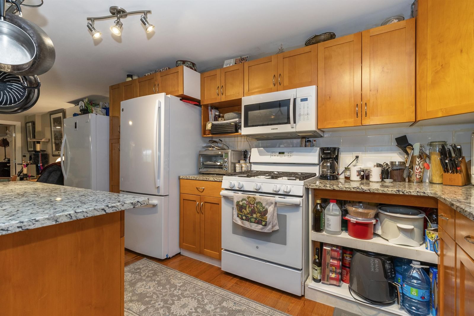 Listing Image 4