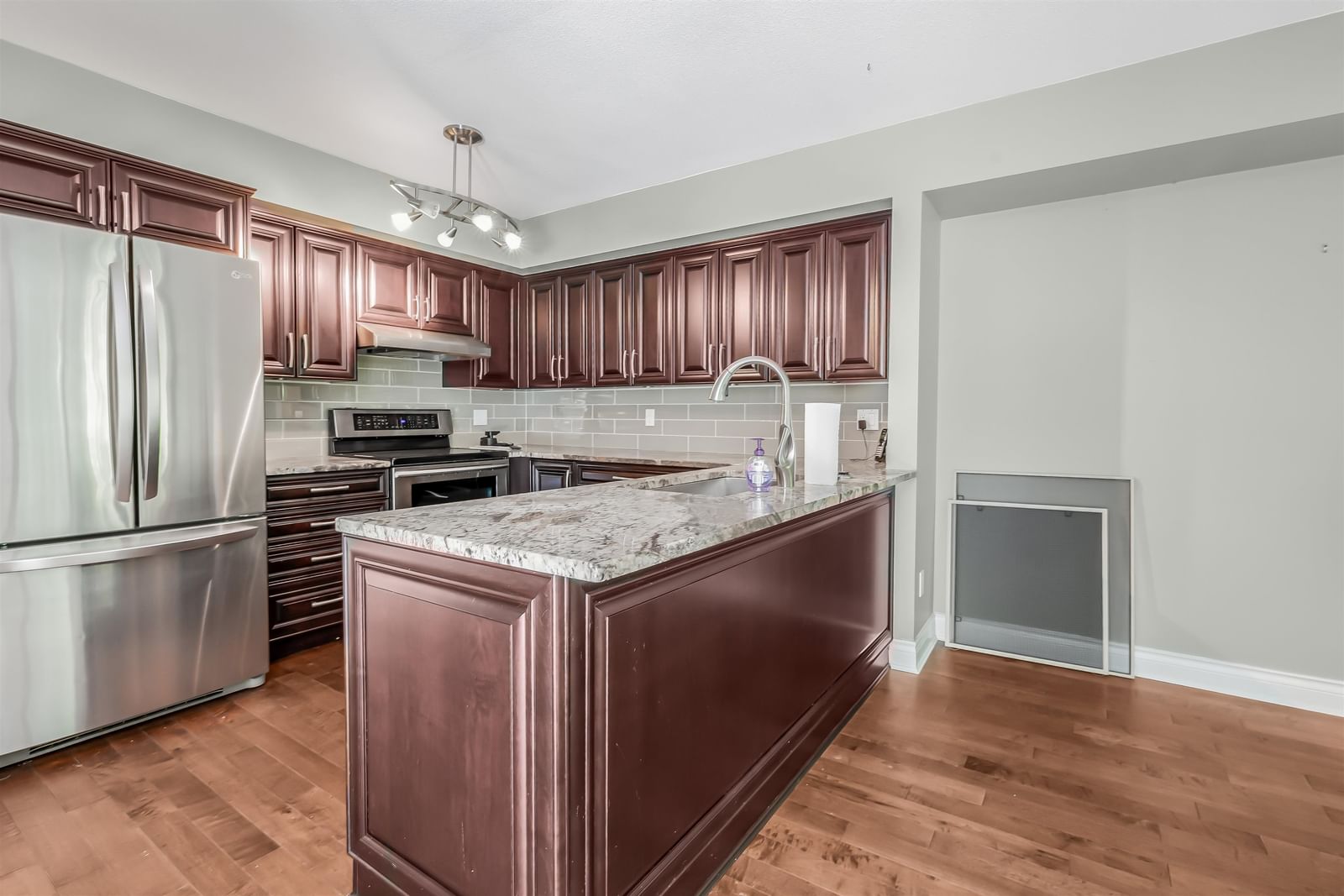 Listing Image 12